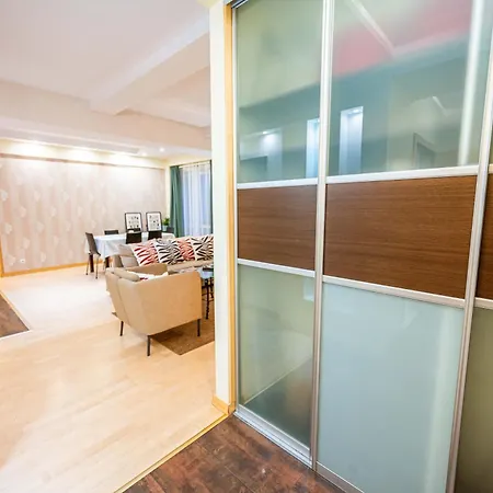 And Specious Two Bedrooms In The Old Town דירה