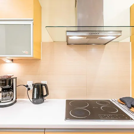 And Specious Two Bedrooms In The Old Town דירה *