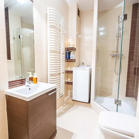 And Specious Two Bedrooms In The Old Town דירה