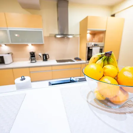 And Specious Two Bedrooms In The Old Town דירה *