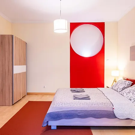 And Specious Two Bedrooms In The Old Town דירה