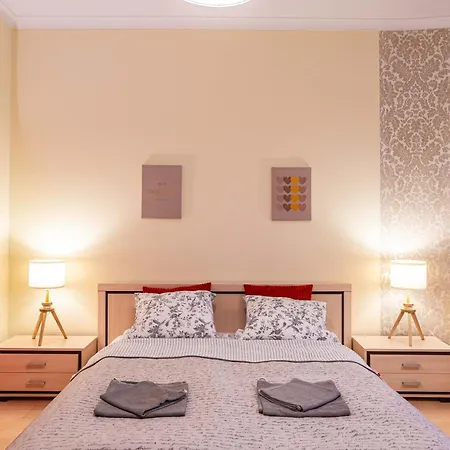 And Specious Two Bedrooms In The Old Town דירה קרקוב